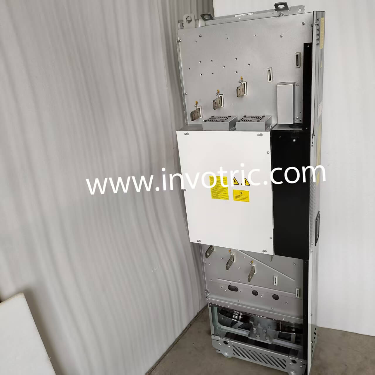 ACS880-04-880A-3+0B051+E210+H370+J410+K454+P905+R711-3